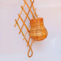 Cesta de Mimbre Natural Hecha a Mano, Florero de Pared Art Deco, Decoración Tejida con Patrón Escénico, Multifuncional para Hogar y Oficina