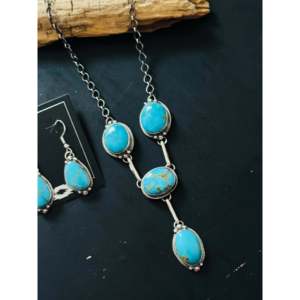 Ensemble de bijoux fins en turquoise de Kingman et argent sterling, fabriqué à la main par des artistes Navajo - Collection exclusive de colliers - Product Image 4