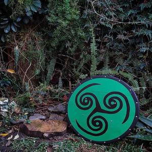 Escudo Vikingo JEXMOO Hecho a Mano de 24 Pulgadas, de Madera y Acero con Alto Contenido de Carbono, Diseño de Copa Central, con Soporte Compatible y Personalizable - Product Image 3