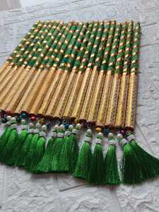 Handmade byandej dekoratif kayu Dandiya dengan rumbai Garba tongkat untuk Navratri perayaan tari untuk wanita atau pasangan