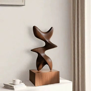 Petite sculpture en bois artisanale pour décor d'étagère ajoutant une chaleur artistique et une texture naturelle à votre espace de lecture - Product Image 1