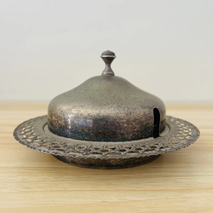 Charmant beurrier en céramique blanche orné d'un design floral rouge vif, parfait pour le printemps. Disponible aux prix de gros. - Product Image 1