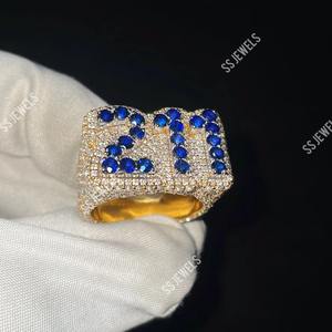 แหวนแร็ปเปอร์ชุบทอง14K สำหรับผู้ชายแบบพรีเมี่ยมตัวอักษร & ตัวเลขพร้อมด้วย VVS Moissanite บน925สีเงินในสไตล์ฮิปฮอป - Product Image 1