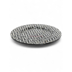 Assiette de présentation écologique noire en coquille, fabriquée à partir de matériaux naturels pour les espaces de vie éco-conscients - Product Image 1