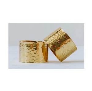 Anneau de serviette en or martelé, design métallique texturé artisanal pour une présentation de table de luxe et élégante - Product Image 2