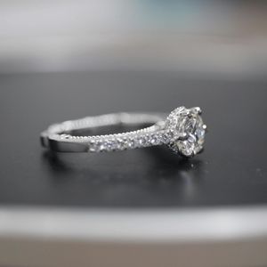 Anillo de Compromiso con Diamante de Corte Redondo, Engaste de 6 Puntas y Halo Oculto para Mujer - Product Image 4