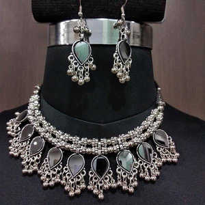 Jeweljunk Juegos de joyería fina Collar de gota de vidrio chapado en rodio para Navratri 1112842 - Product Image 1