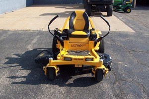 Tondeuse à gazon haute performance Cub Cadet ULTIMA ZT1 54P 2022, équipée d'un plateau de coupe de 54 pouces fabriqué en acier, alimentée par un moteur à essence de 23 ch. - Product Image 2
