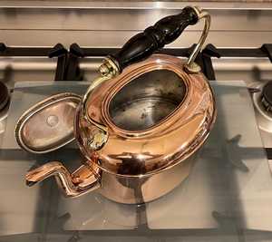 Élégante bouilloire à thé en cuivre avec manche en bois, parfaite pour la décoration de la cuisine de l'hôtel et l'expérience de brassage élégante - Product Image 3