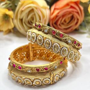 Superbe pierre polonaise dorée de qualité supérieure Look exclusif de deux jeux de bracelets Collection de vêtements de mariage pour femmes filles - Product Image 1