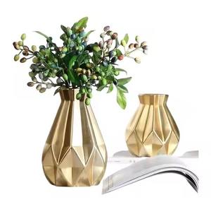 Vase en métal en laiton de luxe support floral artistique accent décoratif vintage pour la décoration de la maison moderne - Product Image 3