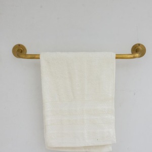 Porte-serviettes en laiton poli le plus vendu, finition haut de gamme pour une mise à niveau de salle de bain luxueuse, disponible en vrac depuis l'Inde - Product Image 3