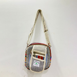 Sacs à bandoulière unisexes en coton multicolores faits à la main par des artisans, écologiques, durables, élégants, pour une utilisation en soirée - Product Image 1