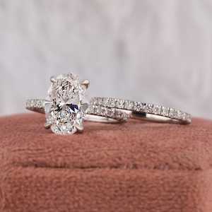 Ensemble de bagues de fiançailles Halo caché en diamant de laboratoire de coupe ovale, cadeau d'alliance en diamant rond assorti - Product Image 1