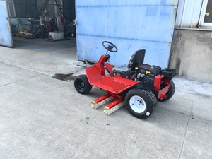 La mejor máquina de césped para campos deportivos, Peinador de relleno de arena con barredora de material PP sintético para campo de fútbol artificial - Product Image 5