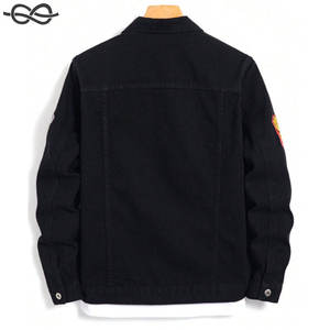 Veste en jean à détails patchés pour hommes Veste noire en coton foncé avec fermeture à boutons de style rappeur et poches plaquées - Product Image 4