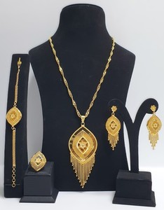 Oferta al por mayor Conjunto de collar chapado en oro de 24 quilates de moda Collar largo de dos gramos Pulsera Anillo Pendiente Mejor colección de SARA - Product Image 1