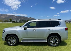 โตโยต้า แลนด์ ครุยเซอร์ 300 ซีรีส์ 3.5T V6 รุ่นพรีเมียม ปี 2023 - Product Image 2