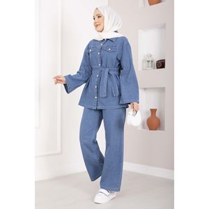 Conjunto coordinado de chaqueta y pantalones de mezclilla azul claro para mujer con detalle de cinturón - Product Image 3