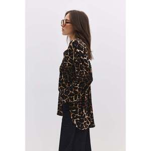เสื้อเชิ้ตลายสแนปออนลำลองพร้อมโลโก้ด้านหน้า - Product Image 4