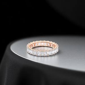 Bague d'éternité complète en diamant taille émeraude créée en laboratoire de 3.00 carats en or massif et argent sterling pour femme - Product Image 2