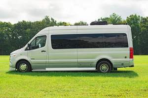 Sprinter 3500XD American Coach Patriot 2022 ~11 900 miles, Turbodiesel V6, conversion de fourgon de luxe - Product Image 3
