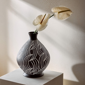 Un vase géométrique festonné bleu vibrant avec une finition brillante et un motif répétitif unique et décoratif, à des prix de gros. - Product Image 2