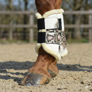 Bottes de tendon de cheval de qualité supérieure avec doublure en fausse fourrure à imprimé serpent, couleur et emballage personnalisables pour l'équitation sportive et l'entraînement - Product Image 3