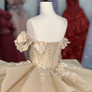 Vestido de Gala de Quinceañera Exclusivo 6943 Sweetheart Empire, color champán, con estampado floral, antiestático y cola capilla 100% - Product Image 6