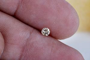 Diamant de laboratoire de couleur orange fantaisie certifié IGI personnalisé pour la fabrication de bijoux, pierres brutes directement du fabricant - Product Image 4