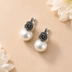 Boucles d'oreilles pendantes en argent sterling avec pierres de marcasite, motif floral et perles de coquillage - Product Image 2