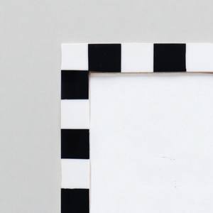 Cadre photo en verre flexible personnalisable en résine noire et blanche avec incrustations d'os, design moderne à rayures pour montage mural ou présentation sur table - Product Image 4