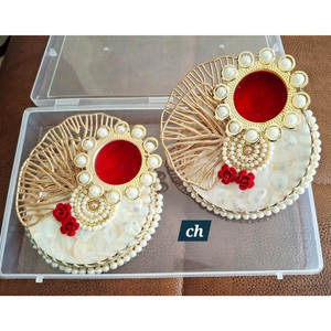 Lampe Diya en métal antique doré fait à la main pour Diwali et mariages Coffret cadeau d'affaires personnalisé deux paons WAX URLI - Product Image 5