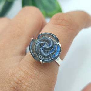 แหวนแกะสลักหินลาบราดอไรต์ธรรมชาติทำมือสำหรับผู้หญิงแหวนสายรัดตรง - Product Image 1