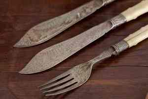 Juego de cubiertos grabados de diseño de acero inoxidable de Calidad exclusiva con hermosos mangos de resina crema perfectos para regalar - Product Image 4