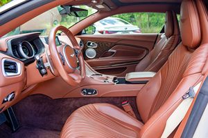 Excellent état, Aston Martin DB11 V12 Coupé d'occasion 2018 - Product Image 3