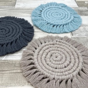 Ensemble de sous-verres à thé en macramé fait à la main de haute qualité 4 pièces avec cordon 100% coton Meilleur coton en macramé de qualité supérieure - Product Image 1