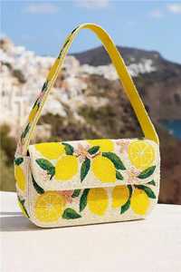 Petit sac à main en perles fait main avec une sangle légère - Product Image 1