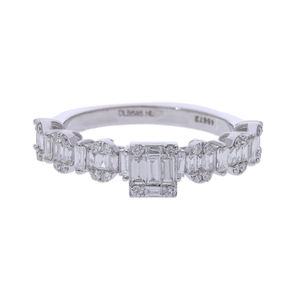 Banda de diamantes naturales de oro blanco de 14 quilates con diamantes de corte esmeralda y redondos en Ajuste de racimo geométrico para una elegancia atemporal - Product Image 3