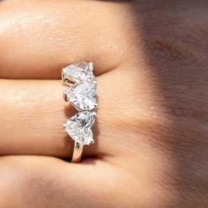 แหวนหมั้นเพชรรูปหัวใจ 3.27 กะรัต ประดับเพชรสามเม็ด สำหรับผู้หญิง ทอง 14K ขนาด 6.5US - Product Image 2