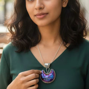 Pendentif Bohème en Mosaïque Lune Croissante, Monture en Argent Sterling, Fait Main, Violet Irisé, pour Fiançailles, Mariage, Fêtes, Nouvel An - Product Image 1