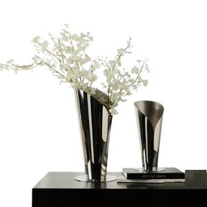 Vase élégant en métal avec motif floral complexe Accent décoratif pour la maison et le bureau Jardinière élégante d'inspiration vintage pour les intérieurs - Product Image 2