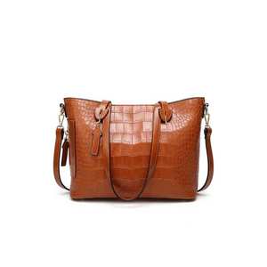 Sac fourre-tout en cuir marron gaufré crocodile avec bandoulière réglable - Product Image 1