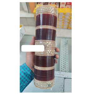 Ensemble traditionnel de chura nuptiale de fiançailles et de mariage de qualité exportée pour les mariées indiennes et punjabi pour l'approvisionnement mondial en Inde - Product Image 1