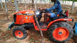 Tracteur miniature Kubota Neostar B2741S 27 CV 4x4 articulé, matériel agricole compact pour petites exploitations agricoles. - Product Image 4