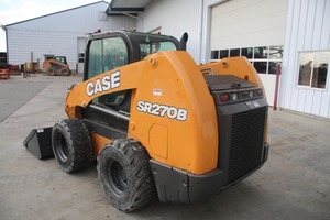 Case SR270B Minicargadora, 90HP, 2700 lb. ROC, hidráulica de alto flujo, cabina cerrada con HVAC - Product Image 2
