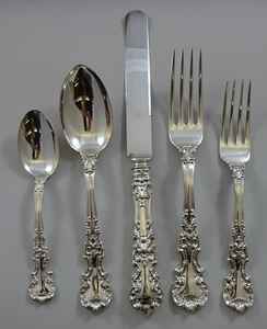 Ensemble de couverts en métal au design moderne et élégant, parfait pour les repas de table en famille. - Product Image 4