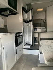 Autocaravana C-O-A-C-H-M-E-N RV C-R-O-S-S TRAIL 23XG USADA EN BUEN ESTADO, MODELO 2022, DE ALTO RENDIMIENTO, DISPONIBLE - Product Image 4