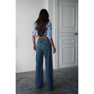 Jeans índigo para mujer con cinturón cruzado - Product Image 1