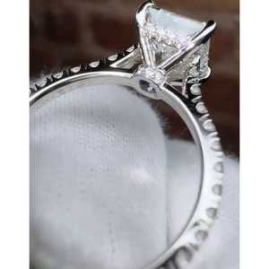 Bague de fiançailles pour femme en or blanc avec halo caché et pierres latérales, diamant de laboratoire certifié IGI Princess 1,60 ct - Product Image 4